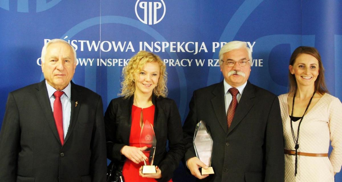 Właściciel przemyskiego Zakładu Usługowo-Produkcyjnego „Montel BR” Janusz Bator (drugi z prawej) w towarzystwie szefów innych nagrodzonych firm.<br/>fot.ze zbiorów PIP Rzeszów