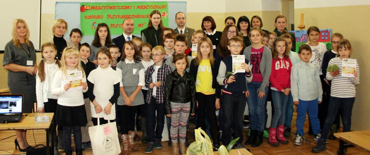 Uczestnicy, organizatorzy i sponsorzy konkursu na wspólnym zdjęciu.<br/>fot.ze zbiorów własnych