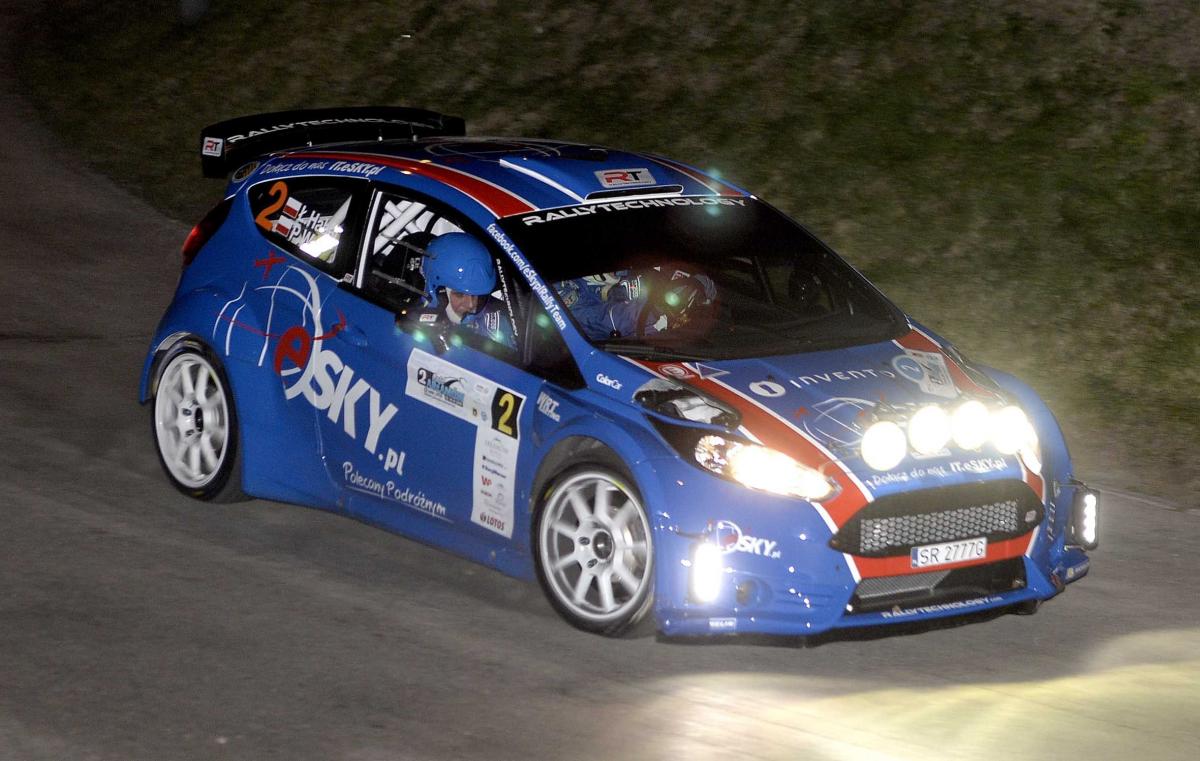 Kierowca Łukasz Habaj z pilotem Piotrem Wosiem w Fordzie Fiesta R5 na trasie rajdu w Przemyślu.<br/>fot.zbiory własne