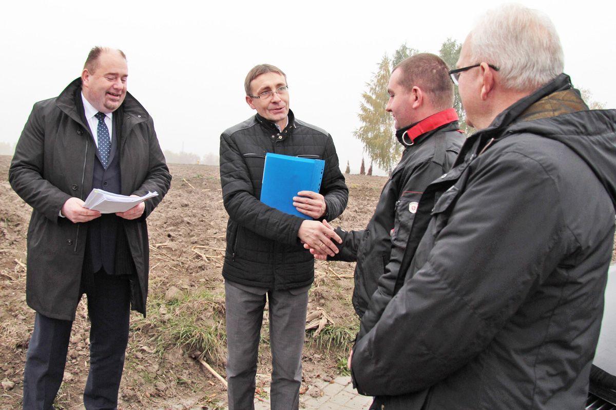 Od lewej Burmistrz Waldemar Paluch i Rafał Młynarski, dyrektor wydziału rozwoju miasta i infrastruktury technicznej przekazali przedstawicielom firmy teren i dokumentację cmentarza<br/>fot.Roman Kijanka