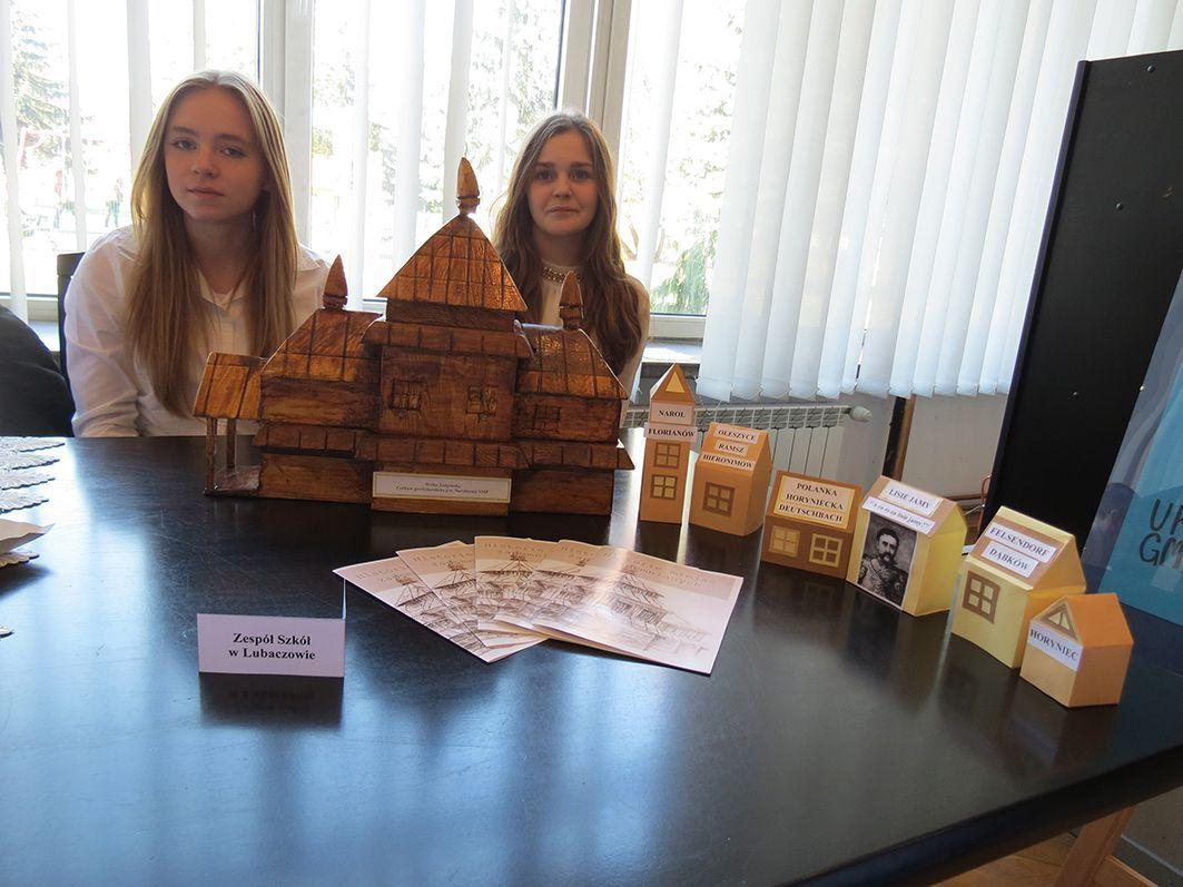 Ewa Szpyt i Marta Zapalska, uczennice Zespołu Szkół w Lubaczowie, zajęły 1.miejsce. Jury tak wysoko oceniło rzeźbę cerkwi greckokatolickiej p.w. Narodzenia NMP w Wólce Żmijowskiej.