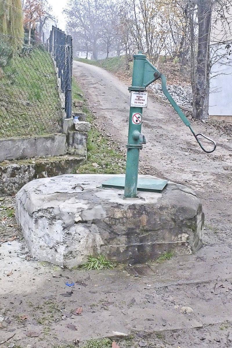 Ci z mieszkańców Kruhela Wielkiego, którzy nie mają studni, zmuszeni są do korzystania z przedpotopowej pompy<br/>fot.Jacek Szwic