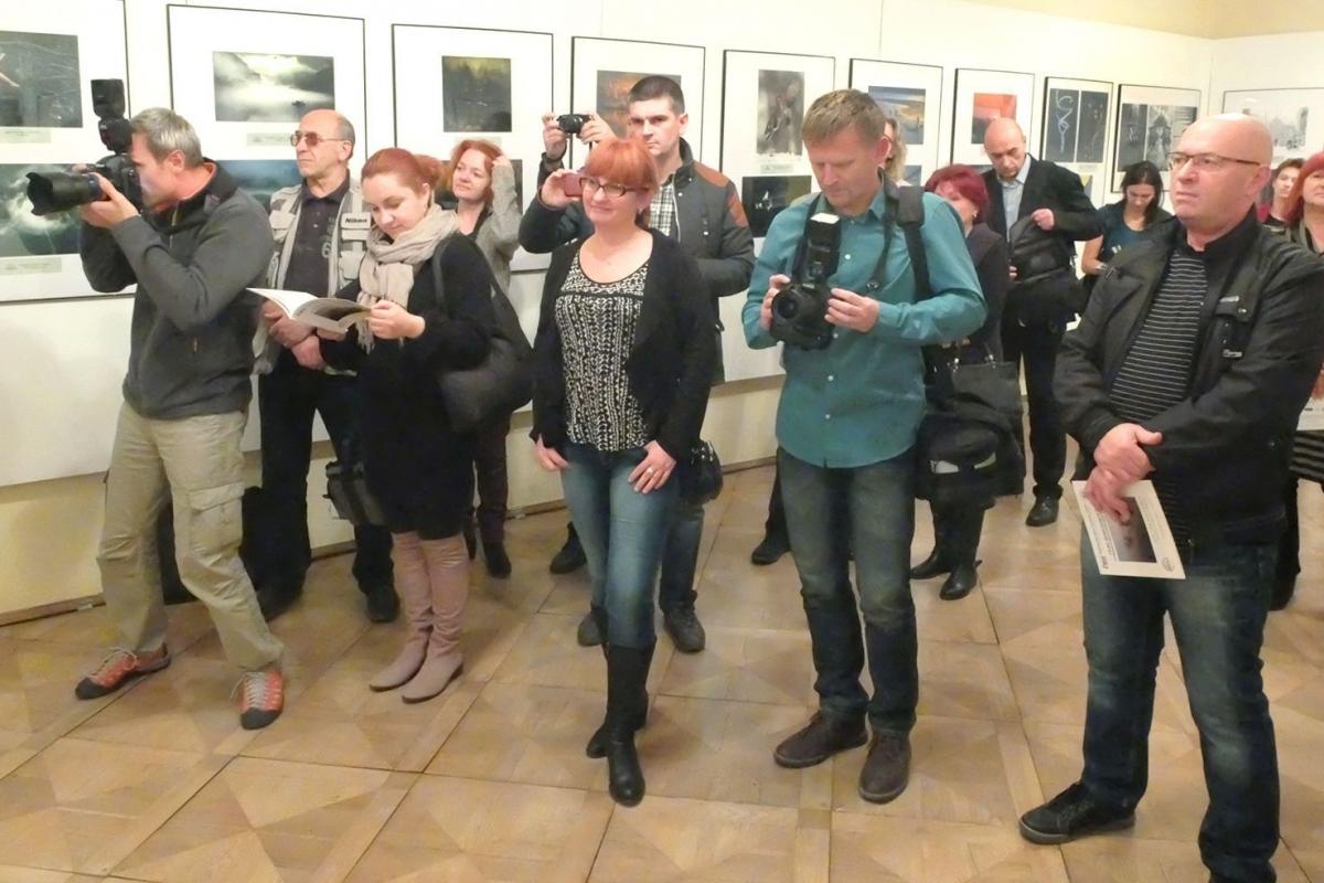Moment otwarcia VII Międzynarodowych Konfrontacji Fotograficznych  – Tylko jedno zdjęcie.<br/>fot.Jacek Szwic