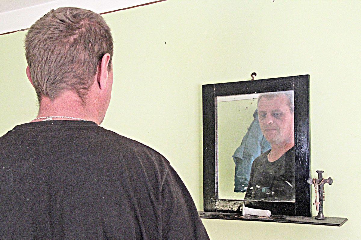 – Jak to ze mną jest. Żyję, choć według dokumentów nigdzie mnie nie ma. Wyrzekli się wszyscy – zastanawia się wymeldowany donikąd.<br/>fot.Roman Kijanka