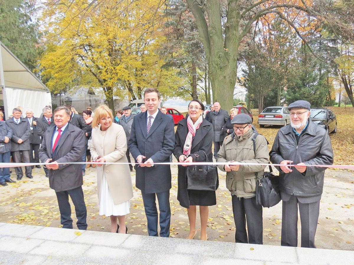 Wstęgę przed wyremontowanym budynkiem przecinali przedstawiciele OHP, minister pracy i polityki społecznej, wójt gminy Gać oraz synowie Ignacego Solarza.