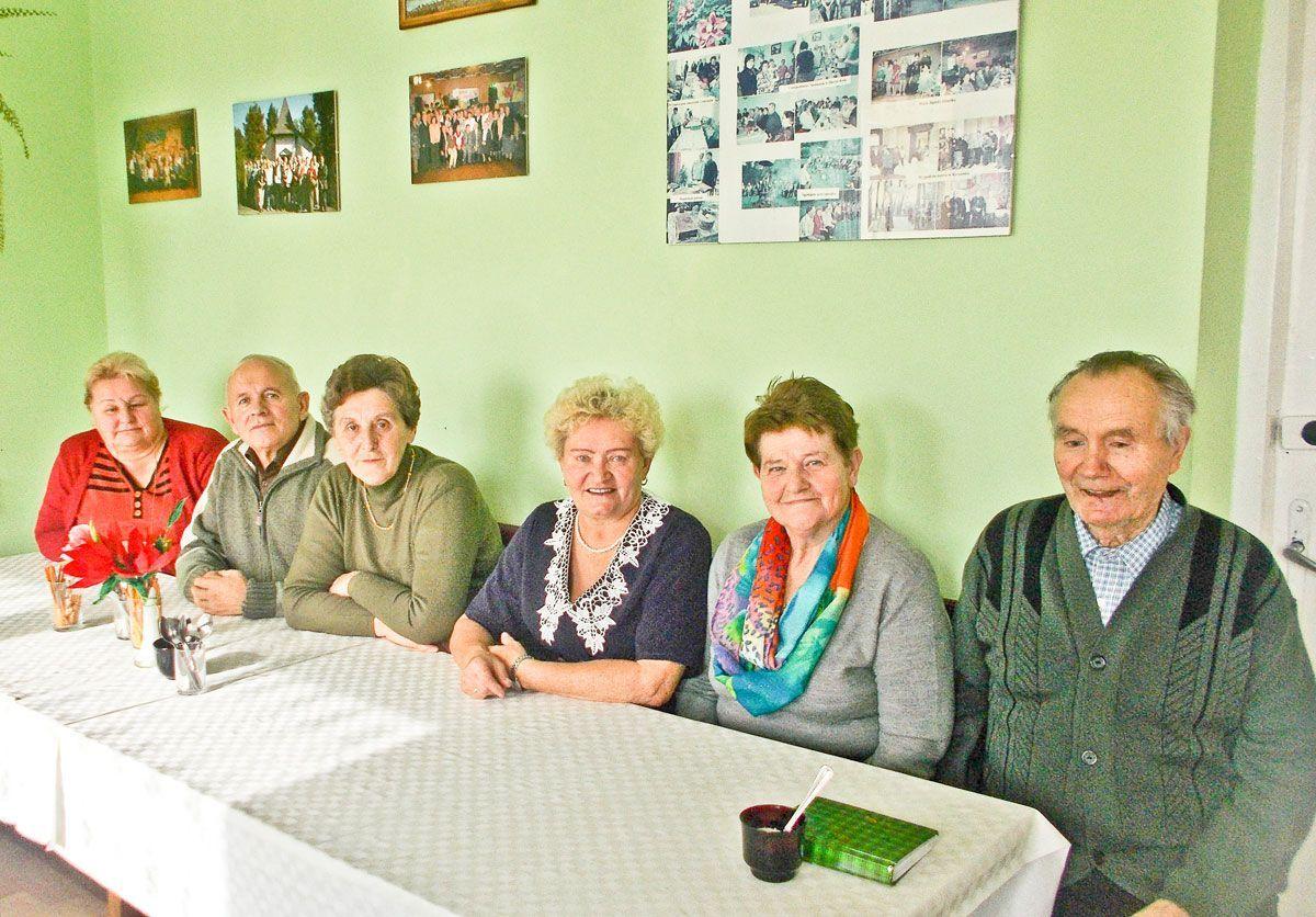 Zarząd koła i członkowie podczas cotygodniowego spotkania. Stanisław Żurawski, Teresa Romańska, Anna Chruścicka, Danuta Niedzielska, Zenon Grzech, Teresa Gosztyła. 