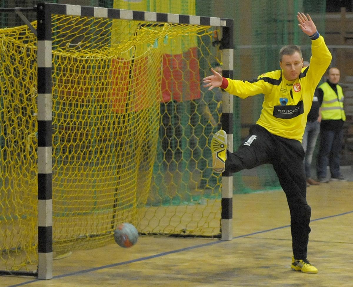 Adrian Szczepaniec uratował komplet punktów swojemu zespołowi, broniąc na 3 sekundy przed końcem rzut Dawida Maleszaka.<br/>fot.Łukasz Delmanowicz