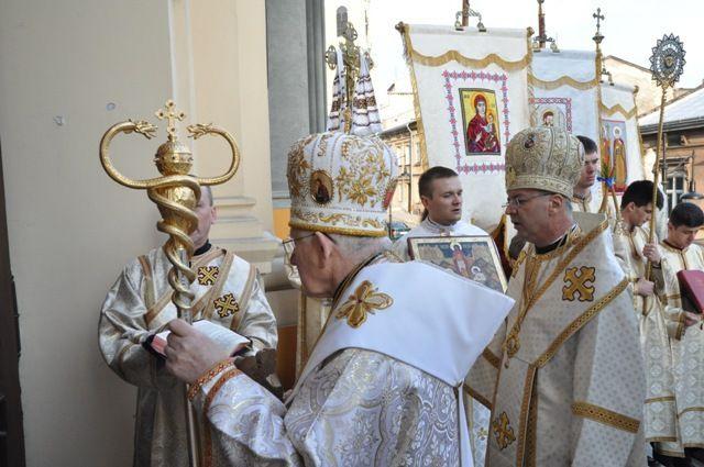 Na pierwszym planie abp Jan Martyniak (z lewej) i bp Eugeniusz Popowicz podczas tegorocznej procesji rezurekcyjnej.<br/>fot.Paweł Bugira