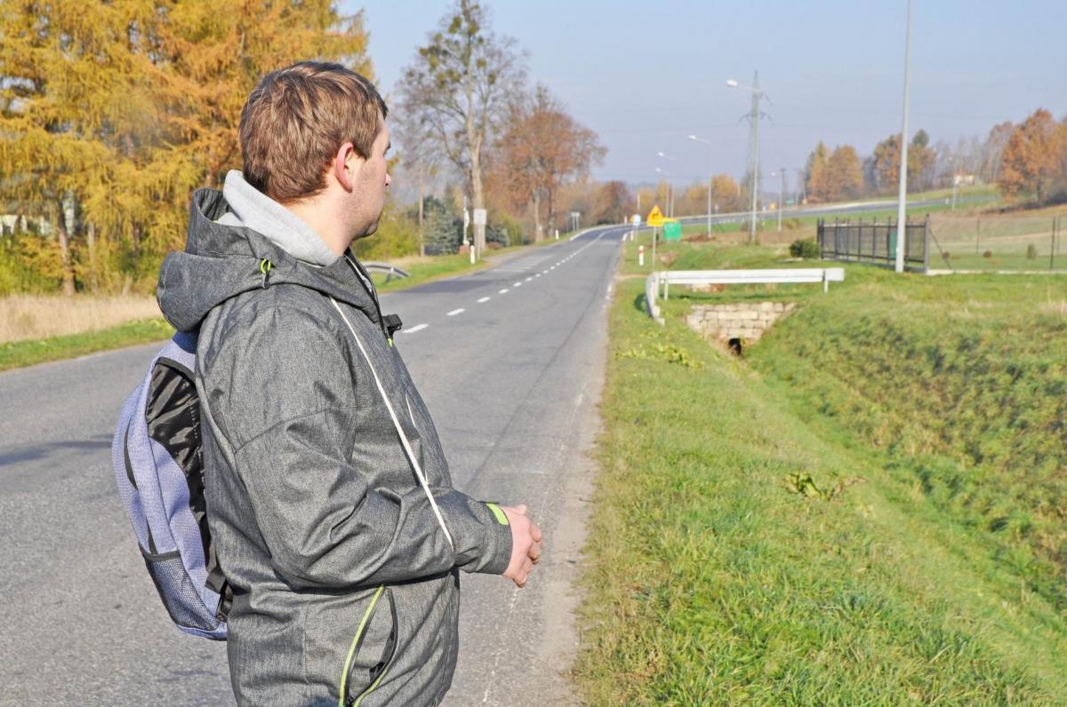 Pan Adam na miejscu potrącenia.<br/>fot.Paweł Bugira