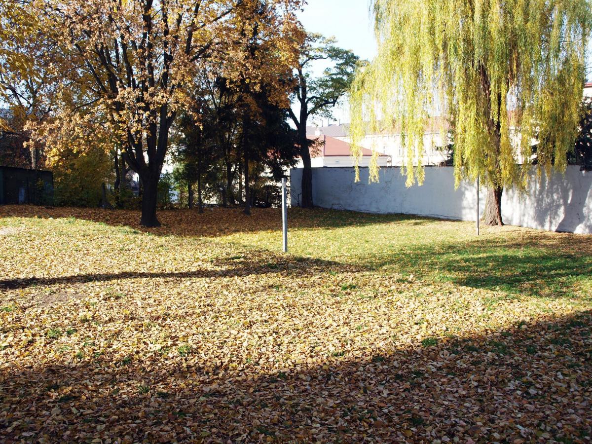 Były ogródek jordanowski przy ulicy Tuwima w Przemyślu najpierw został obiecany sądowi. Potem ktoś o tym zapomniał i obiecano tam mieszkańcom plac zabaw. Ostatecznie ktoś sobie przypomniał o zobowiązaniach sprzed 9 lat...<br/>fot.Mariusz Godos