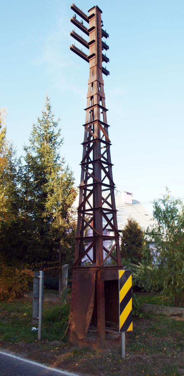 Masywny przesyłowy słup telefoniczny umiejscowiony jest na betonowej podstawie, od ponad 100 lat stoi tam, gdzie postawili go Austriacy, którzy budowali przemyską twierdzę, czyli w przysiółku górnej Żurawicy, popularnej Bażantarni.<br/>fot.Mariusz Godos