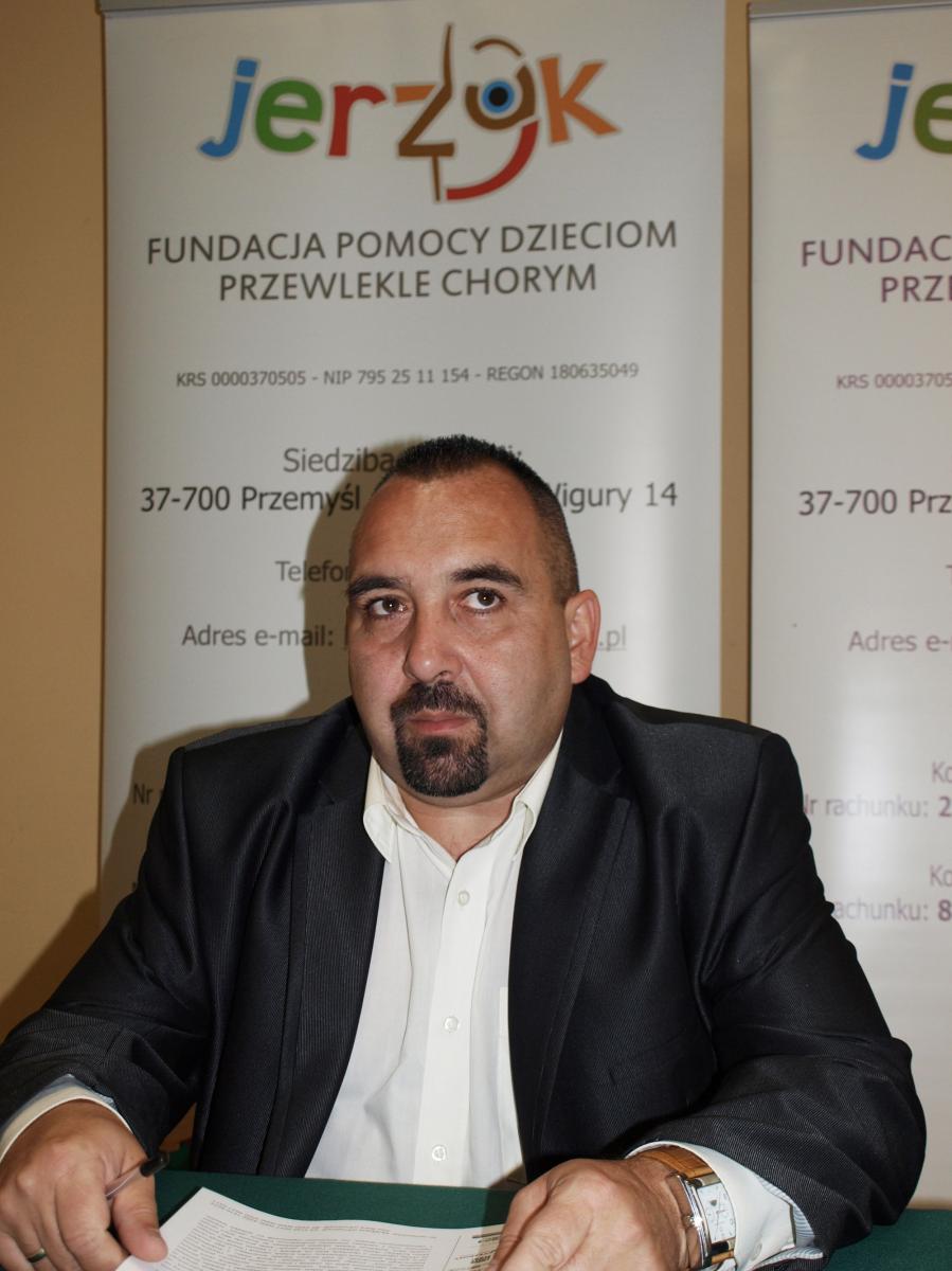 – Kiedy zobaczysz na twarzy dziecka uśmiech od ucha do ucha, to wiesz, że to, co robisz, ma głęboki sens – mówi prezes Fundacji Pomocy Dzieciom Przewlekle Chorym „jerzyk” w Przemyślu Artur Cieliński.<br/>fot.Mariusz Godos