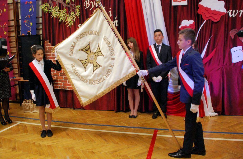 Uczniowie podczas ślubowania.<br/>fot.ze zbiorów SP Radymno