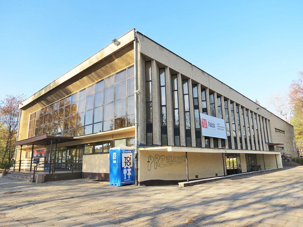 Miejski Ośrodek Kultury to budynek z lat 70. Jest to największa instytucja kultury w mieście. Mieści się tutaj również kino „Warszawa”.