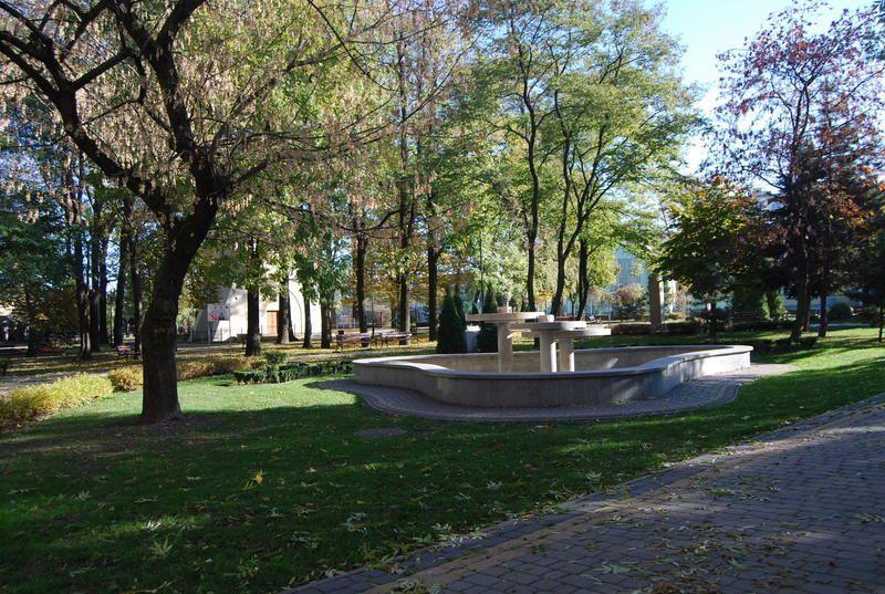 Na pierwszy rzut oka park im. Baśki Puzon jest dobrym miejscem na rodzinny spacer i w niczym nie przypomina pobojowiska. <br/>fot.Izabela Plęs