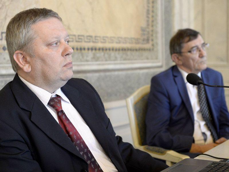 Dotychczas Szpitalem Miejskim w Przemyślu kierował lek. med. Maciej Lewicki (z prawej) będący jednocześnie ordynatorem oddziału chirurgii w Wojewódzkim Szpitalu im. Św. Ojca Pio. Obecnie szefem obu placówek został Piotr Ciompa (z lewej).<br/>fot.zbiory własne