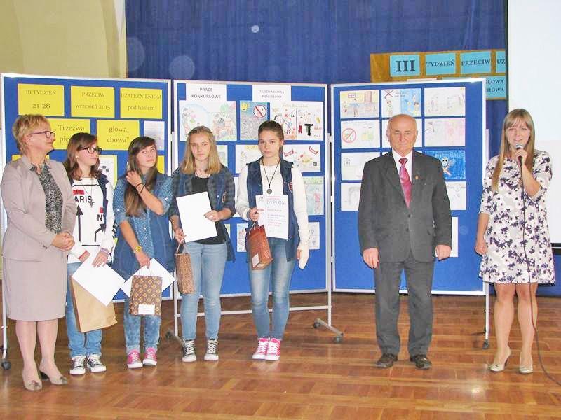 W podsumowaniu Tygodnia Przeciw Uzależnieniom wzięli udział Zbigniew Guzowski, przewodniczący Miejskiej Komisji Rozwiązywania Problemów Alkoholowych oraz sekretarz tejże komisji Małgorzata Bórzyńska. Uczniowie otrzymali nagrody oraz dyplomy za wzięcie udziału w konkursach. <br/>fot.Gimnazjum nr 3 Ja