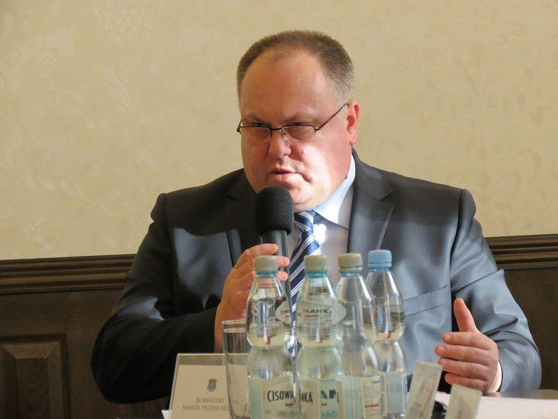 Burmistrz Leszek Kisiel pokreślił, że mimo iż oferta przeworskiej spółki jest najniższa, i tak jest ona o 400 tys. zł wyższa od obecnej.<br/>fot.Barbara Chmura