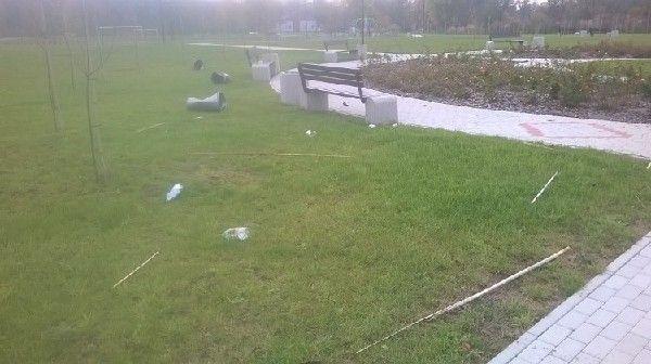 Wandale przewrócili ciężkie, kamienne ławki, porozrzucali aluminiowe wkłady z koszy na śmieci i połamali bambusowe tyczki.<br/>fot.Grzegorz Łuczyk