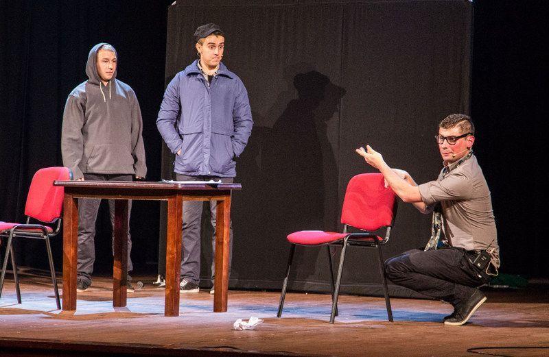 W Centrum Kulturalnym wystąpił młody przemyski kabaret Trzecia Strona Medalu. Tworzy go 4 młodych studentów pochodzących z naszego regionu. Pierwsze kabaretowe kroki stawiali na PWSW.<br/>fot.Kamil Jacek Zarański