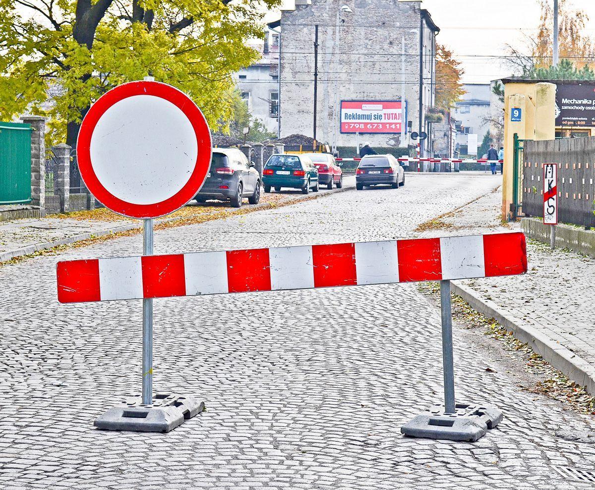 Rampa jest zamknięta. Piesi przechodzą przez torowisko na własną odpowiedzialność.