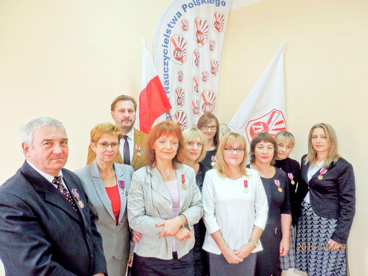 Osoby odznaczone Medalem Komisji Edukacji Narodowej na wniosek Związku Nauczycielstwa Polskiego z okazji Dnia Edukacji Narodowej. Od lewej stoją: Zbigniew Tomusiak, Katarzyna Harasimowicz-Gąska, Maciej Ryniak, Agata Kuźmiek, Beata Kawecka, Barbara Jałocha, Agnieszka Olchowy, Małgorzata Matwiej, Kata