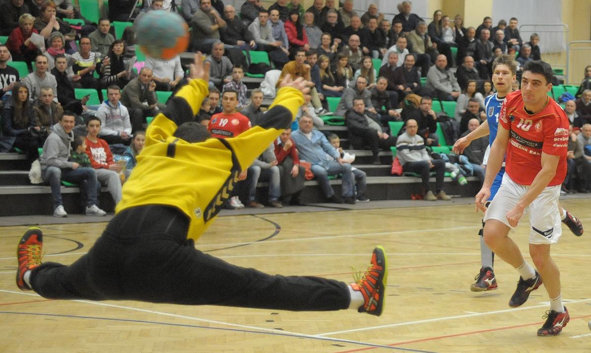 Paweł Stołowski (z prawej) zdobył w Chrzanowie 9 bramek.<br/>fot.Łukasz Delmanowicz