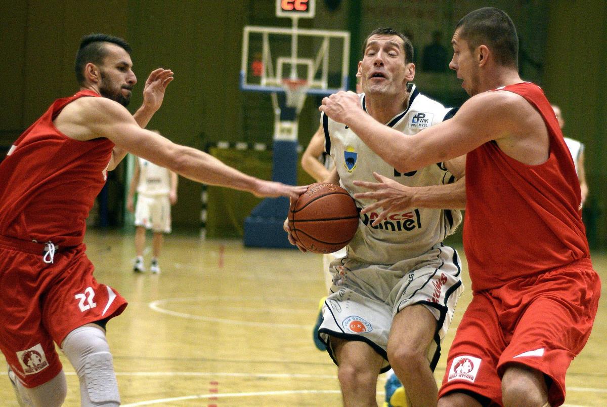 Artur Mikołajko (z piłką) w trzeciej kwarcie zdobył 12 punktów.<br/>fot.zbiory własne