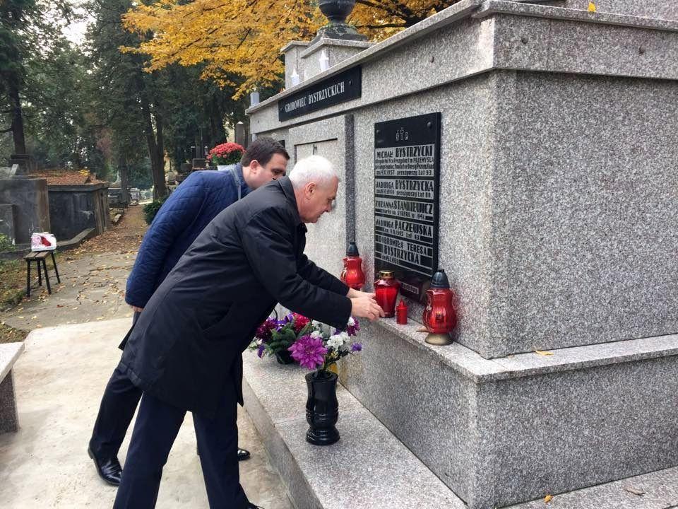 Przedstawiciele władz samorządowych Przemyśla odwiedzili groby swoich poprzedników.<br/>fot.Urząd Miejski w Przemyślu