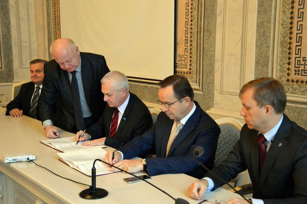 Marszałek Władysław Ortyl (drugi z prawej) i prezydent Robert Choma (trzeci z prawej) podczas podpisania porozumienia.<br/>fot.Urząd Miejski w Przemyślu