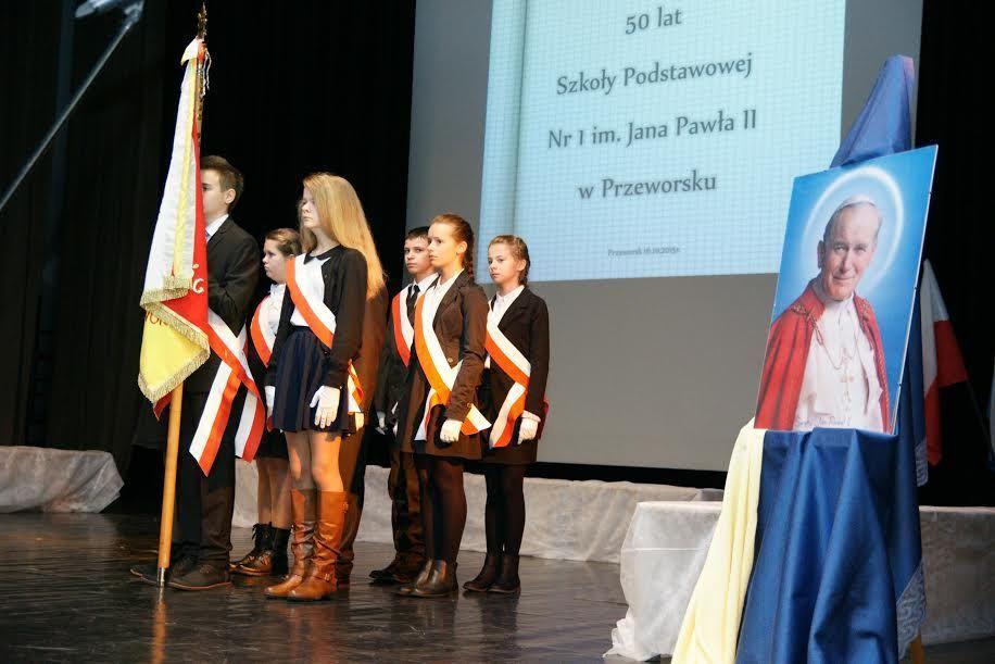 Młodzież szkolna przygotowała montaż słowno-muzyczny, zaś absolwenci dali koncert zadedykowany patronowi Janowi Pawłowi II.<br/>fot.UM Przeworsk
