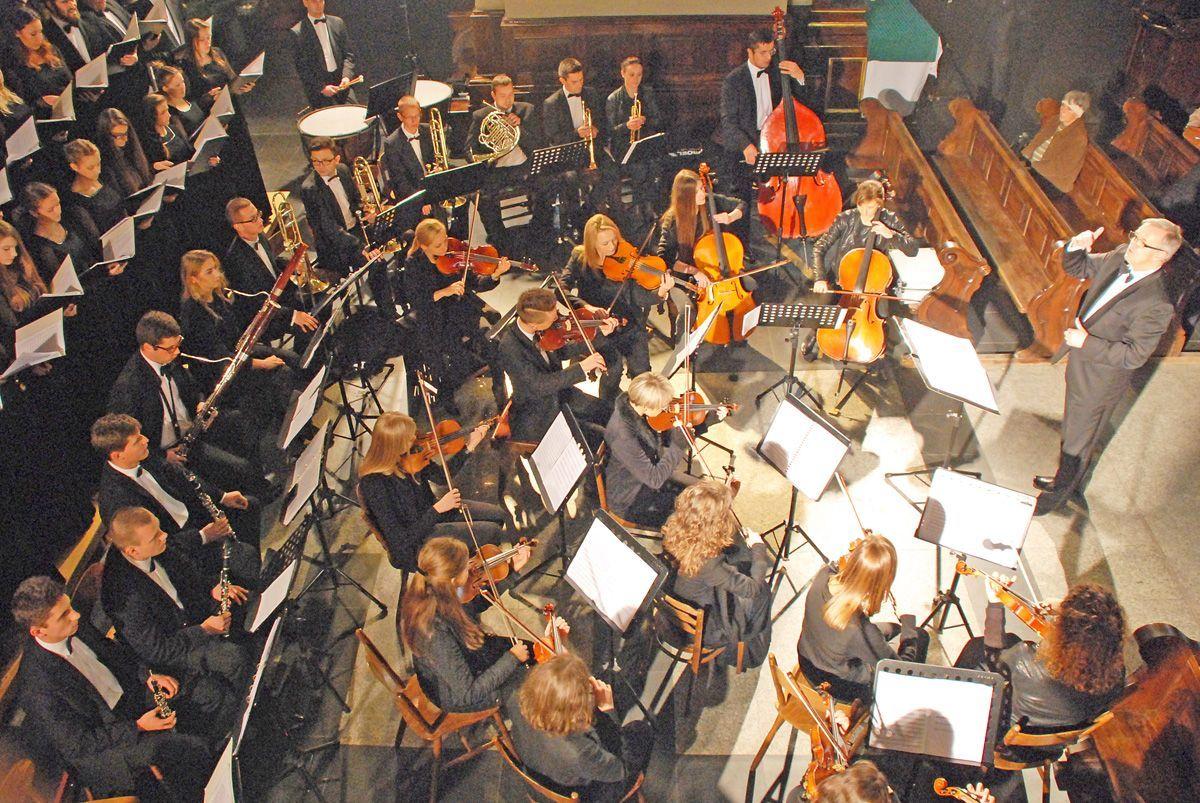 Chór i Orkiestra Nikolaus pod kierunkiem Zdzisława Magonia w przemyskiej archikatedrze łacińskiej wykonał mszę e-moll E-dur op. 62 J. Elsnera.<br/>fot.Adam Erd