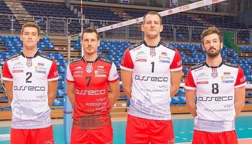 Zawodnicy Asseco Resovii w koszulkach promujących Podkarpacie.<br/>fot.www.assecoresovia.pl