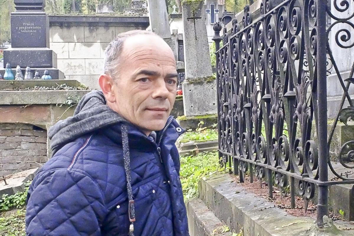 Piotr Michalski, przewodnik z 21-letnim stażem, bardzo dużo wie o przemyskich nekropoliach.<br/>fot.Jacek Szwic