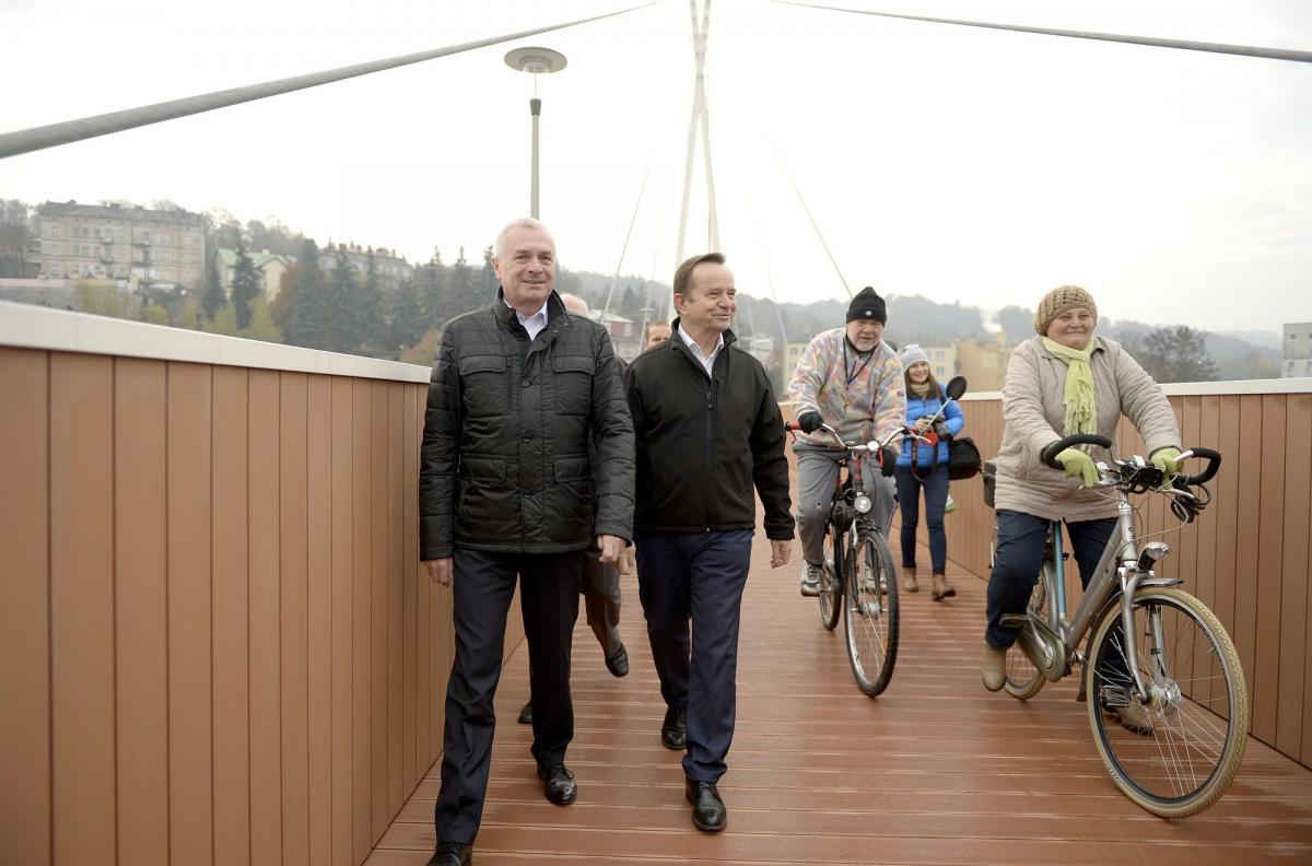 Władysław Ortyl (drugi z lewej), marszałek województwa podkarpackiego i Robert Choma (pierwszy z lewej), prezydent Przemyśla, jako pierwsi przeszli otwartą dzisiaj kładką pieszo-rowerową.<br/>fot.zbiory własne