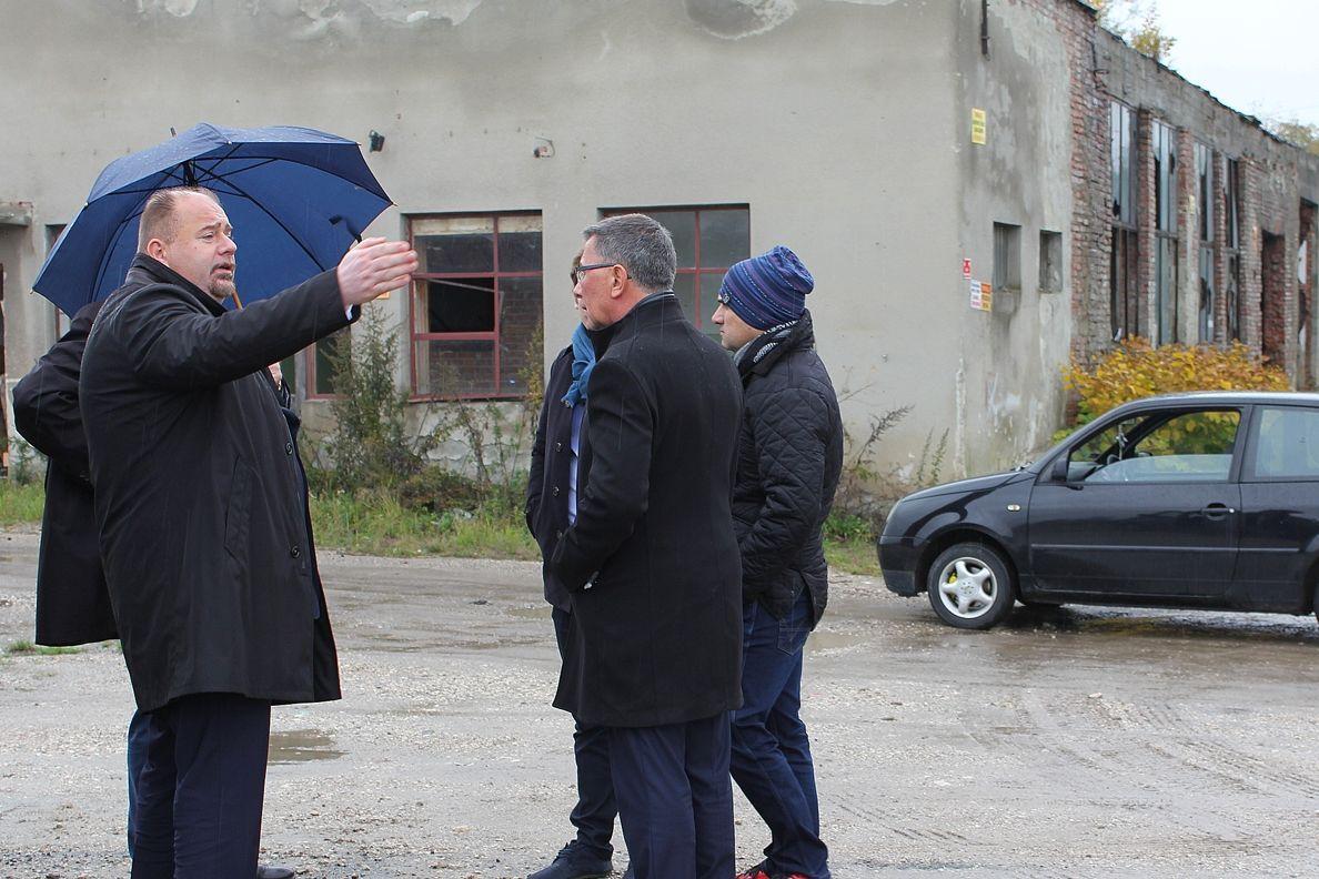 Burmistrz Waldemar Paluch spotkał się z przedstawicielami Agencji Rozwoju Przemysłu na terenie, który będzie objęty strefą.<br/>fot.UM Jarosław