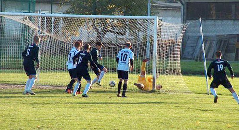 Piłkarze Santosu Piwoda (białe koszulki) postawili się w Pruchniku faworyzowanemu Startowi.<br/>fot.www.kssantospiwoda.futbolowo.pl