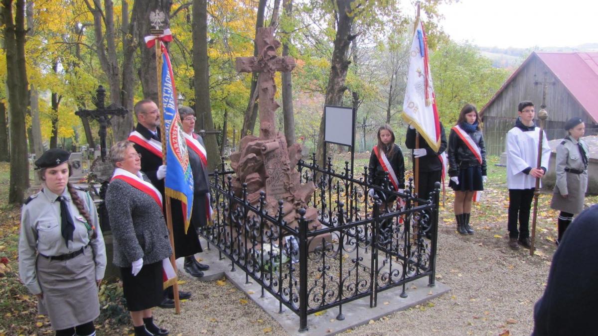 Uroczyste poświęcenie i przekazanie grobowca pod opiekę uczniów odbyło się w sobotę, 24 października.
