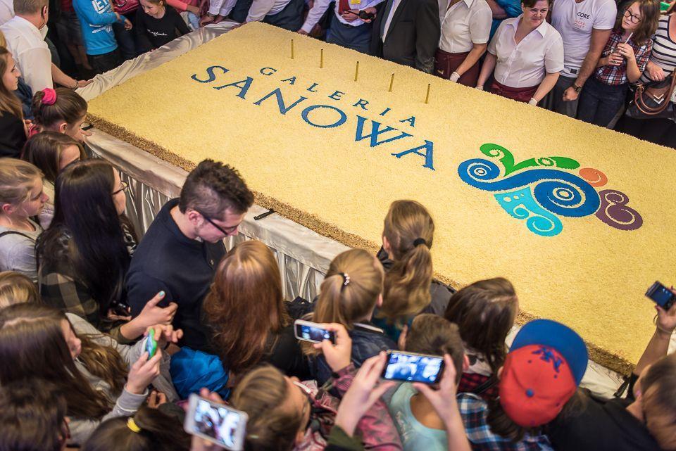 Gości uraczono imponującym tortem, który ważył niemal 400 kg i miał 8 metrów! Nikt nie odszedł bez swojej porcji.fot.Marcin Łabuda