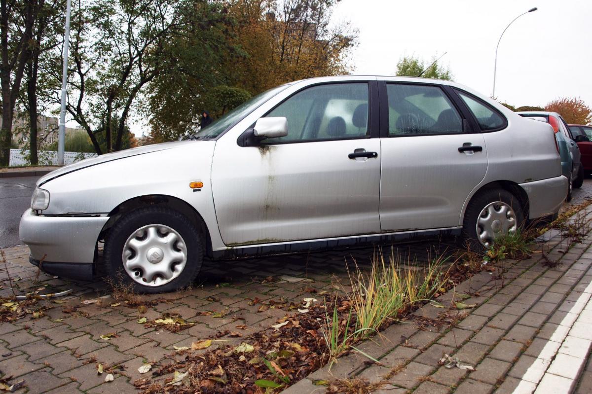 Ten seat stoi na osiedlu Rycerskim od wielu miesięcy, zajmując miejsce parkingowe. Najpewniej ma właściciela, bo najpierw stał na parkingu przy ulicy Sikorskiego, potem został przestawiony na duży parking przy kościele.<br/>fot.Mariusz Godos
