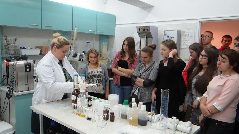 Odwiedzone przez uczniów laboratorium działa 12 lat i jest jednym z 5 tego typu placówek Służby Celnej w Polsce.<br/>fot.serwis IC Przemyśl