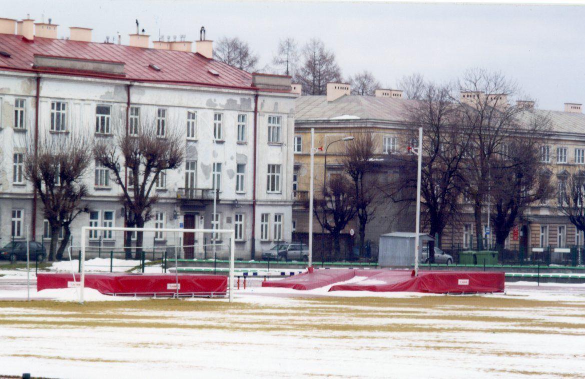 Jesień czy zima od dwóch lat zeskoki skoczni wzwyż i o tyczce pozostają na stadionie przy ulicy Dworskiego i niszczeją.<br/>fot.ze zbiorów własnych
