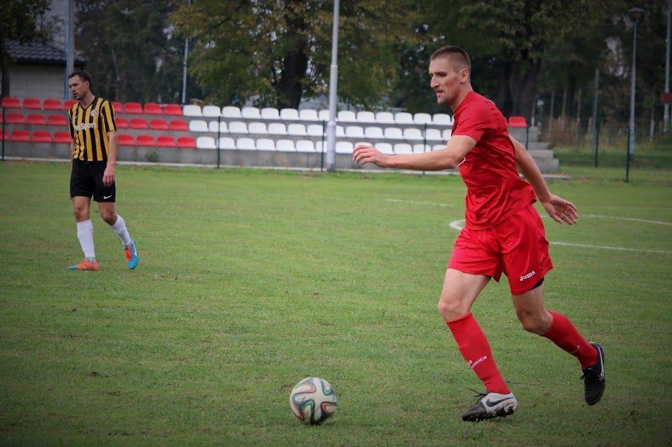 Maciej Saramak (z prawej) wspólnie z kolegami dość długo utrzymywali korzystny wynik w Nowotańcu. Defensywa beniaminka pękła po ponad godzinie gry.<br/>fot.Natalia Styś