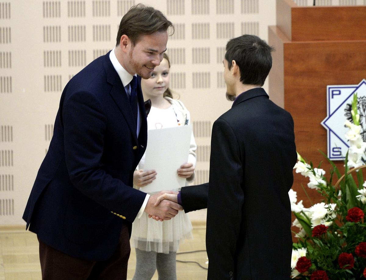 Wręczającemu stypendia księciu Janowi Lubomirskiemu - Lanckorońskiemu towarzyszyła córka Weronika.<br/>fot.zbiory własne