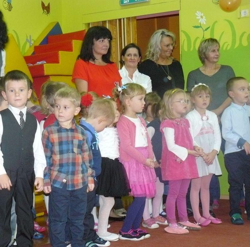 Dzieci przy wsparciu nauczycielek zaprezentowały wspaniały program artystyczny. <br/>fot.ze zbiorów własnych