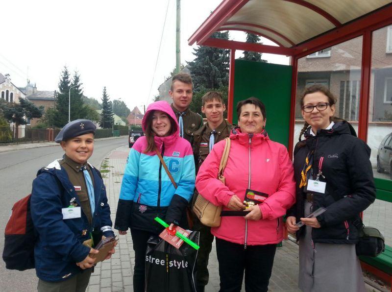Pasażerowie otrzymują odblaski na przystankach i w autobusach MZK.<br/>fot.Bernadeta Szczypta