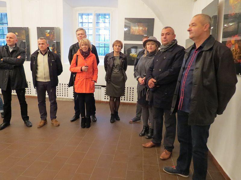 Obecni na otwarciu wystawy goście nie mogli uwierzyć, że zdjęcia robione są jedynie przy pomocy aparatu.<br/>fot.Barbara Chmura