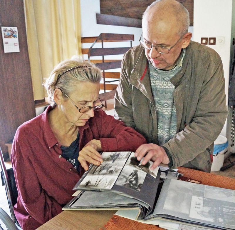 Marek z żoną Ewą pokazują fotografie rzeźb.<br/>fot.Bogusława Pajda