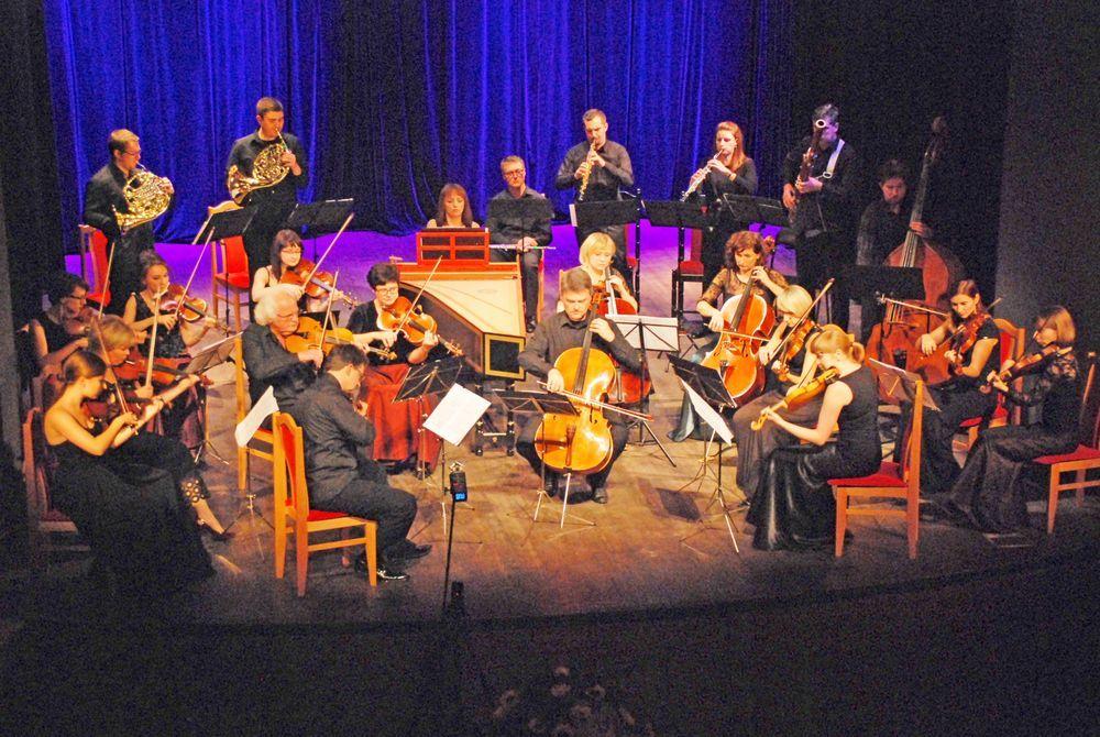 XXXII Festiwal Przemyskiej Jesieni Muzycznej zainaugurowała na scenie Zamku Kazimierzowskiego Przemyska Orkiestra Kameralna, prowadzona od pulpitu przez Piotra Tarcholika.<br/>fot.Adam Erd