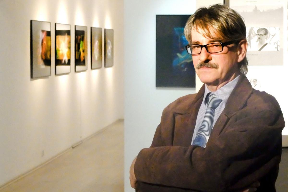 Andrzej Kmiecik – w głębi jego „pamiętnik”.<br/>fot.Jacek Szwic